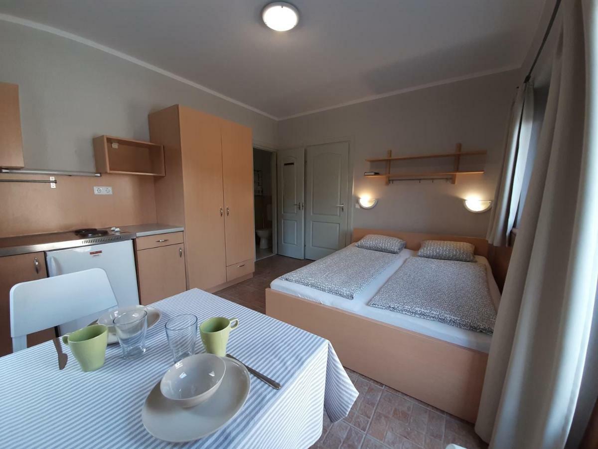 קסזטלי Familia Apartmanhaz מראה חיצוני תמונה