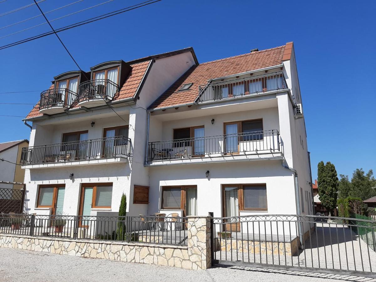 קסזטלי Familia Apartmanhaz מראה חיצוני תמונה