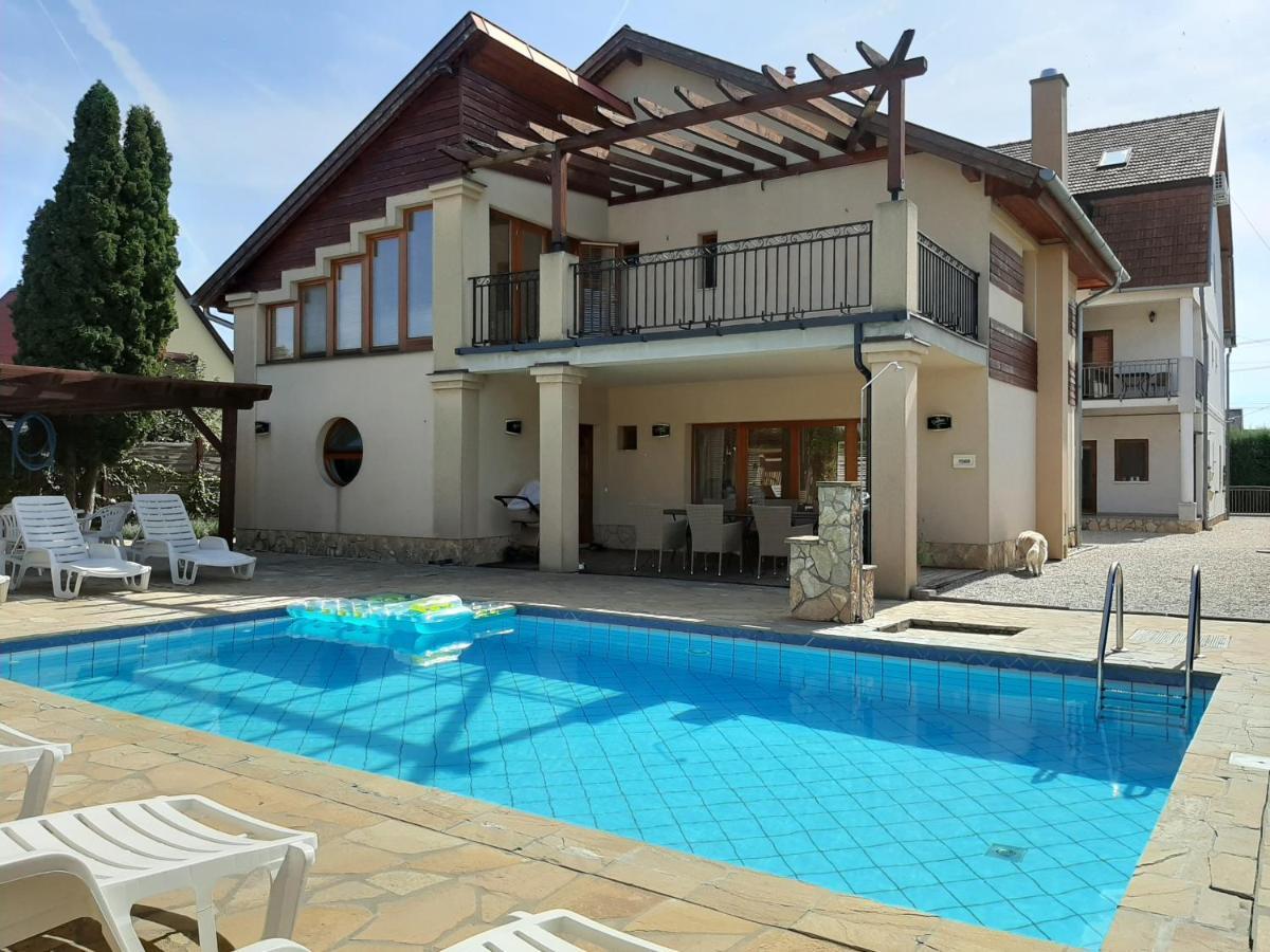 קסזטלי Familia Apartmanhaz מראה חיצוני תמונה